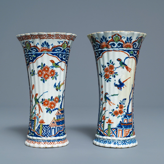 Une paire de vases en faïence de Delft en palette cachemire, début du 18ème