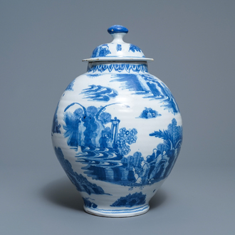 Een blauw-witte Delftse dekselvaas met chinoiserie decor, 2e helft 17e eeuw