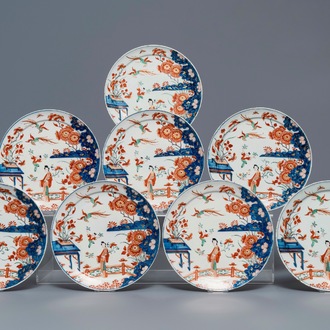 Acht polychrome Delftse petit feu chinoiserie borden, 1e kwart 18e eeuw