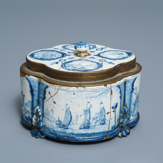 Une boîte couverte en faïence de Delft en bleu et blanc montée en bronze, début du 18ème