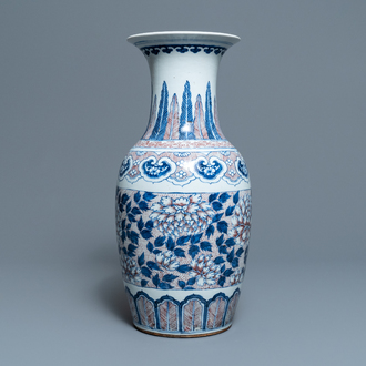 Een Chinese blauw-witte en onderglazuur rode vaas, 19e eeuw