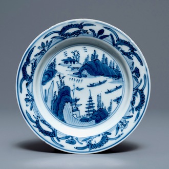 Une coupe en porcelaine de Chine en bleu et blanc à décor d'un paysage, Wanli