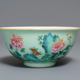 Un bol en porcelaine de Chine famille rose à décor floral, marque de Qianlong, 19/20ème
