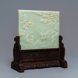 Een Chinees tafelscherm in lichte celadon jade en hardhout, 19/20e eeuw