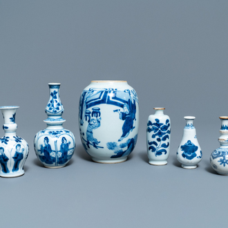 Six vases en porcelaine de Chine bleu et blanc, Kangxi