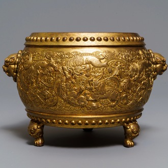 Een Chinese verguld bronzen wierookbrander met tempelleeuwen, Qianlong merk, 19/20e eeuw