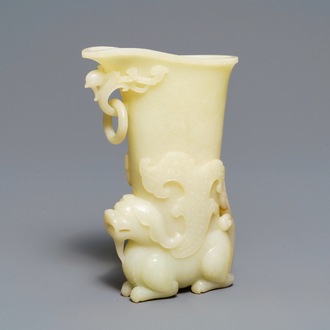 A Chinese yellow jade rhyton cup, 19/20th C.