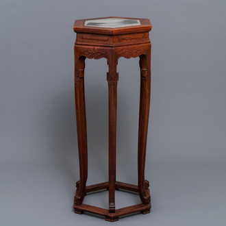 A Chinese wooden stand with marble top, 19/20th C.