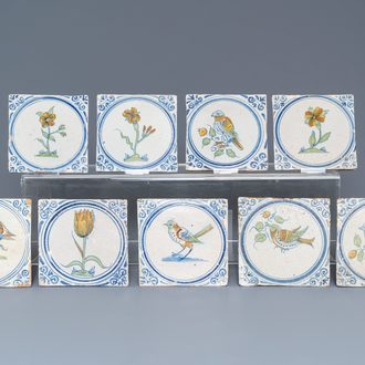 Negen polychrome Delftse medaillontegels met bloemen en vogels, 17e eeuw