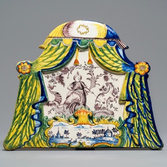 Une grande plaque en faïence polychrome de Delft à décor d'un Turc fumant, 18ème