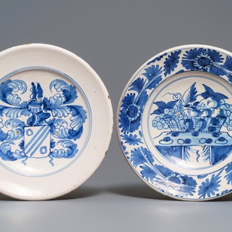 Twee blauw-witte majolica schotels met een fruitmand en een wapen, Delft of Friesland, 17/18e eeuw