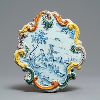 Une plaque en faïence de Delft à bordure en technique mixte, 18ème