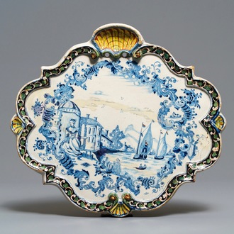 Une plaque en faïence polychrome de Delft à décor de bateaux, 18ème