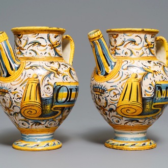 Een paar Italiaanse majolica siroopkannen met wapens, Deruta of Umbrië, 17e eeuw