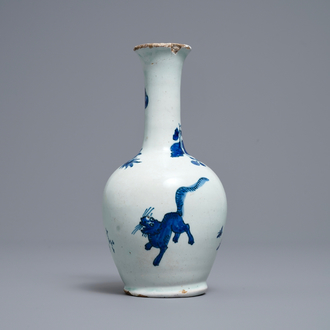 Un vase de forme bouteille en faïence de Delft en bleu et blanc de style Kakiemon, fin du 17ème