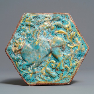 Een hexagonale tegel met Lajvardina glazuur met turquoise fondkleur, Kashan, Iran, 13e eeuw