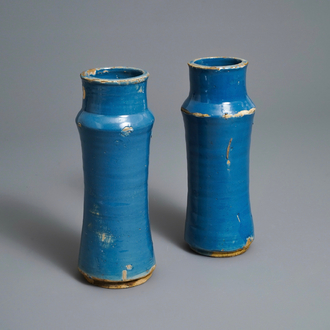 Une paire d'albarelli en faïence espagnole en bleu monochrome, 17ème