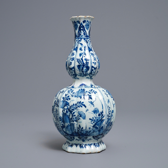 Un vase de forme double gourde en faïence de Delft en bleu et blanc, début du 18ème