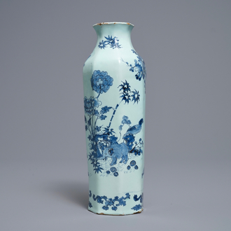 Un vase de forme octagonale en faïence de Delft en bleu et blanc à décor de chinoiserie avec un éléphant, fin du 17ème