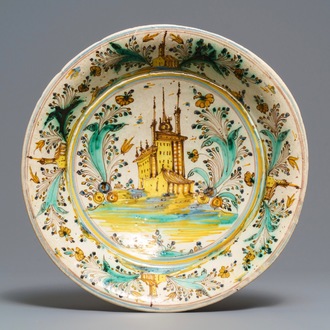 Een polychrome Spaanse schotel met een kasteel, Talavera, 17/18e eeuw