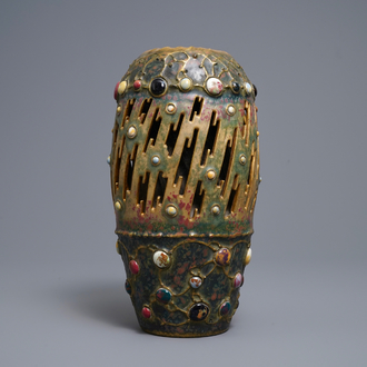Un vase d'Amphora à décor de faux bijoux et foudre de la série Gres-Bijou, Autriche, début du 20ème