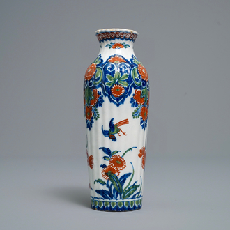 Un vase de forme rouleau en faïence de Delft en palette cachemire, début du 18ème