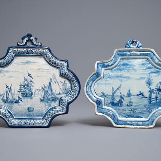 Deux plaques aux sujets maritimes en faïence de Delft en bleu et blanc, 18ème