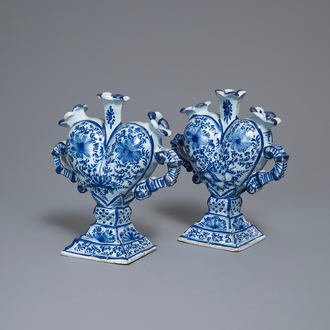 Een paar blauw-witte hartvormige tulpenvazen, Neurenberg, Duitsland, 18e eeuw