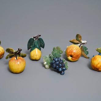 SIx modèles de pommes, poires et raisins en faïence polychrome de Delft, 18ème