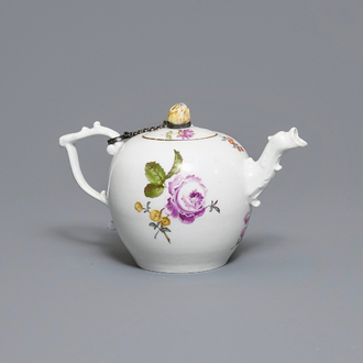 Une théière en porcelaine de Meissen à décor floral, Allemagne, 18ème