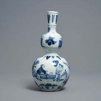 Een blauw-witte Delftse chinoiserie kalebasvaas, begin 18e eeuw