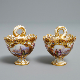 Une paire de pots à épices couverts en porcelaine de Meissen à décor 'Kauffahrtei', Allemagne, 18ème