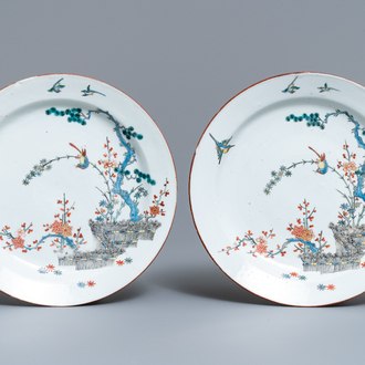 Een paar Chinese borden met Nederlands decor in Kakiemon-stijl, Kangxi/Yongzheng