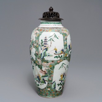 Un vase en porcelaine de Chine famille verte aux médaillons de paysages, Kangxi