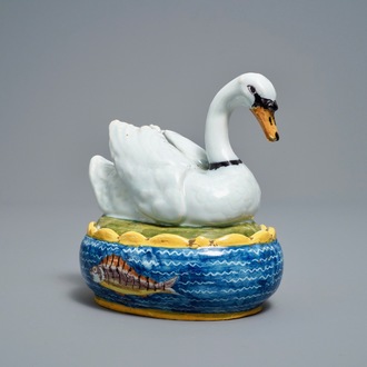 Un beurrier couvert en faïence polychrome de Delft en forme de cygne, 18ème