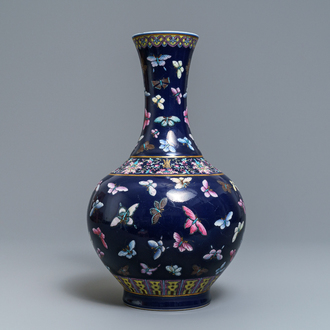 Un vase de forme bouteille en porcelaine de Chine à fond bleu, marque de Guangxu, 19/20ème