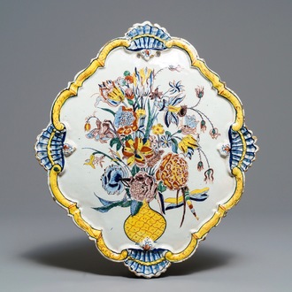 Une grande plaque en faïence polychrome de Delft à décor d'un vase fleuri, 18ème