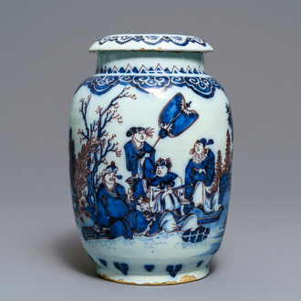 Een zeldzame blauw-witte en mangane Delftse chinoiserie dekselpot, laatste kwart 17e eeuw