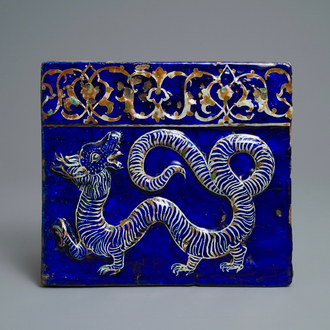 Un carreau en céramique persane à décor d'un dragon en relief, art qajar, Iran, 19ème