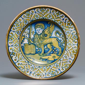 Un grand plat en majolique italienne à décor d'un lion de saint Marc, Deruta, 2ème quart du 16ème
