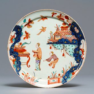 Une assiette en faïence de Delft doré à décor de chinoiserie, début du 18ème