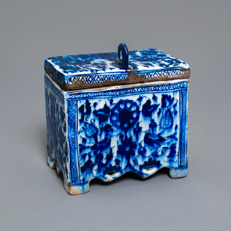 Un coffre-fort en céramique persane en bleu et blanc, art qajar, Iran, 18/19ème