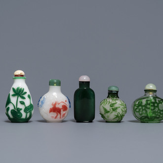 Seven Chinese green overlay snowflake and moulded green glass snuff bottles, 19/20th C.