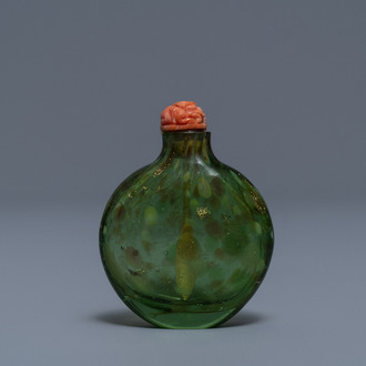 Een Chinese groene glazen snuiffles met biotiet, Keizerlijke Glasmanufactuur, Peking, 1730-1840