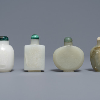 Vier Chinese snuifflessen in witte en celadon jade, 19/20e eeuw