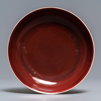 Une assiette en porcelaine de Chine rouge monochrome, marque et époque de Jiaqing