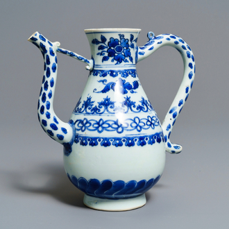 Une verseuse en porcelaine de Chine en bleu et blanc, époque Transition