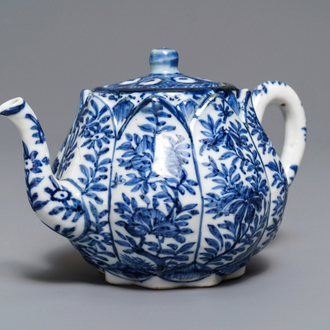 Une théière couverte en porcelaine de Chine bleu et blanc, Kangxi