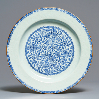 Un plat en porcelaine de Chine en bleu et blanc à bordure incisée, Kangxi