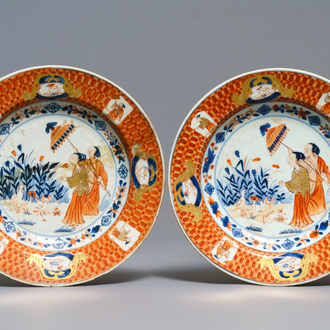 Une paire d'assiettes en porcelaine de Chine de style Imari à décor 'Dames au Parasol', Qianlong